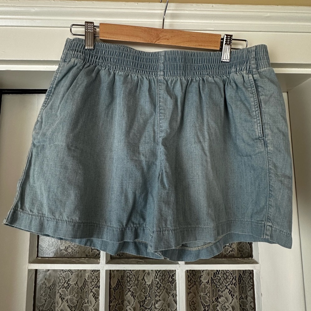 Gap pull on denim chambray shorts.  Size small